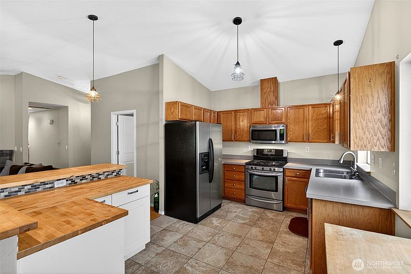 5th image of 10702 211th Avenue Ct E