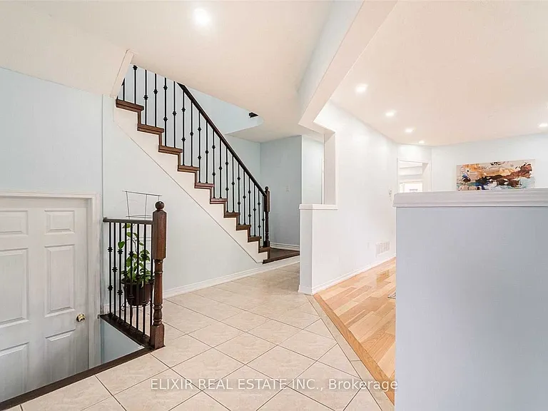 29 Timbertop Cres #UPPER LEVEL — Photo 5