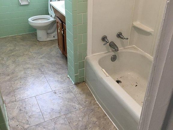 4th image of 4827 Victoria Dr