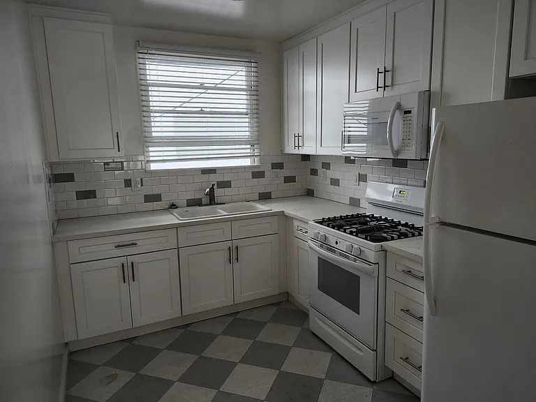 1051 S Bedford St #6 — Photo 4