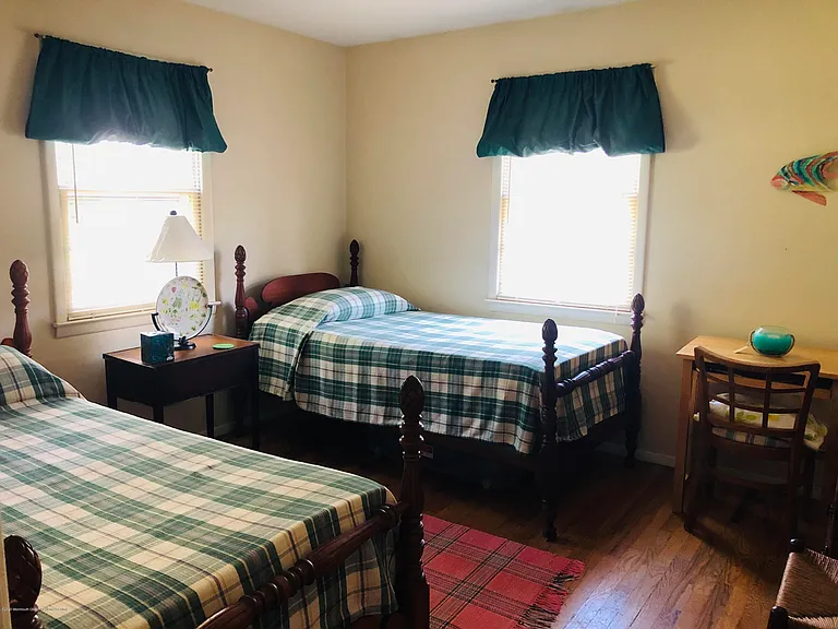 814 Shore Rd — Photo 17