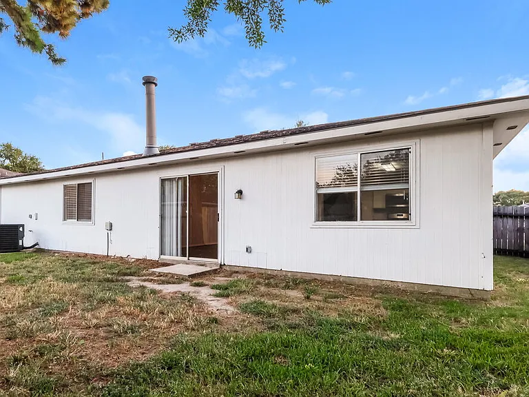28906 Loddington St — Photo 16