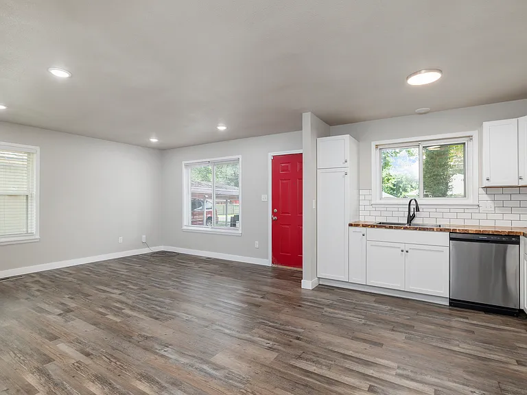 1824 N Hillcrest Ave — Photo 6