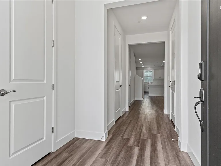 6921 Peak Way — Photo 1