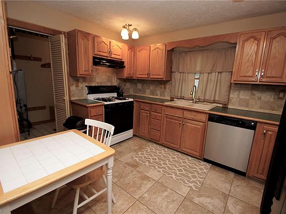 3rd image of 3598 Huntington Cir