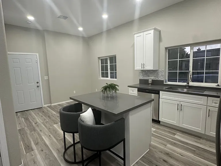 1710 Golden Way #B — Photo 12