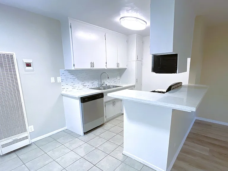 1166 S. Crenshaw Blvd — Photo 6