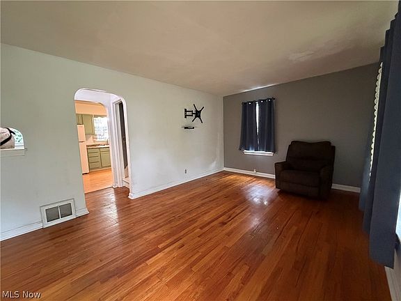 3rd image of 1564 Adelaide Ave SE