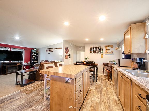 3rd image of 408 W Oak St