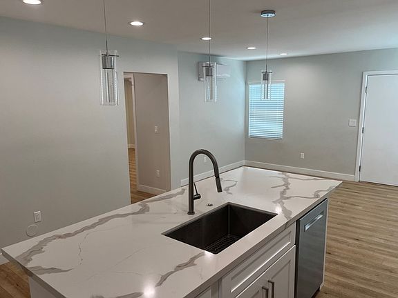 4th image of 4005 E Vernon St