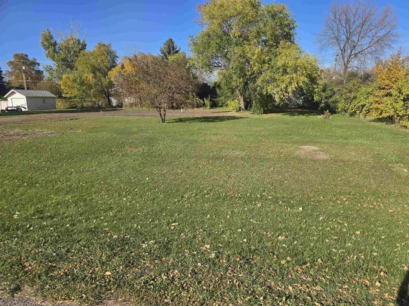 112 2nd St NE, Surrey, ND 58785