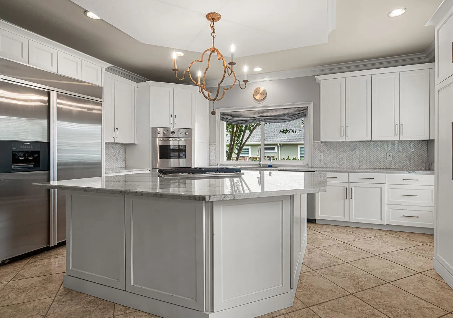 Gorgeous Luxury Pool Home in the Desirable Brittany Forge Neighborhood — Photo 3