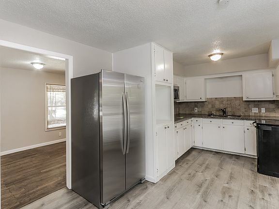 5th image of 402 Dawson Dr