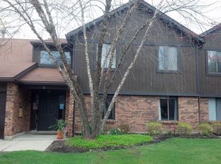 8 Creekside Cir APT B, Elgin, IL 60123