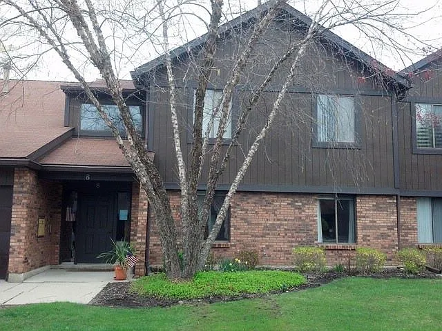 8 Creekside Cir APT B photo 1