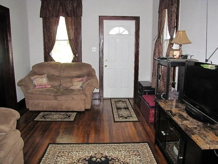 3 bed, 1.5 bath, 1200 sqft, $1,500 — Photo 2