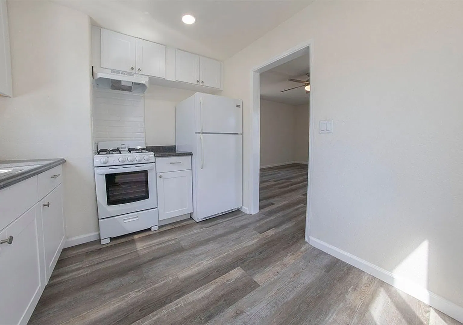 Point Loma Studio - Just Remodeled - Freshly Painted, New Kitchen, New Flooring, New Bathroom, 1 ... — Photo 1