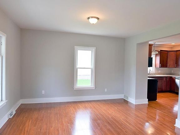 4th image of 324 N Cedar Ave