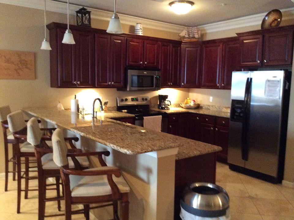 Eat-in kitchen, SS, granite