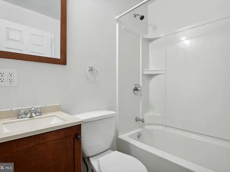 2143 E Albert St — Photo 6