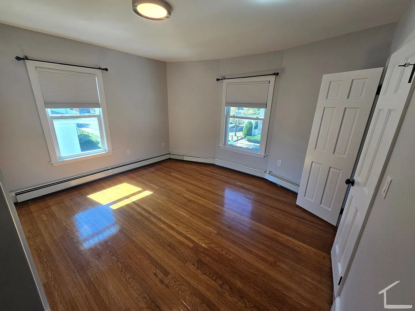 Charming 3 Bedroom-No Broker Fee — Photo 3