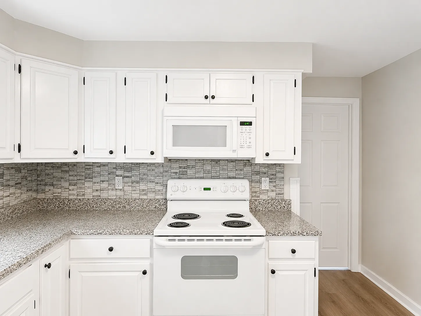 2 bed, 785 sqft, $2,200 — Photo 2