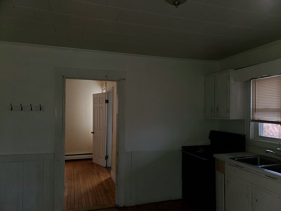 3rd image of 533 Sunapee St Floor 1