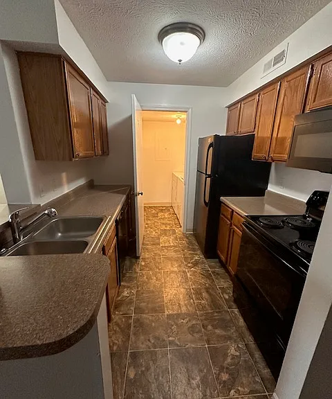 Classic Chesterfield Cup
1bed1bath w/den