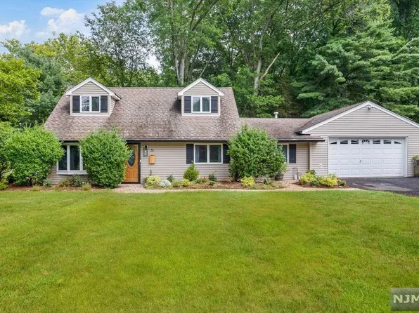 51 Lockerby Ln, Westwood, NJ 07675