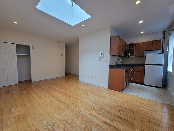 2nd image of 160 E 28th St APT 3D