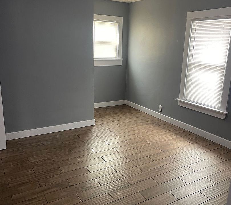 1st image of 924 Leo St
