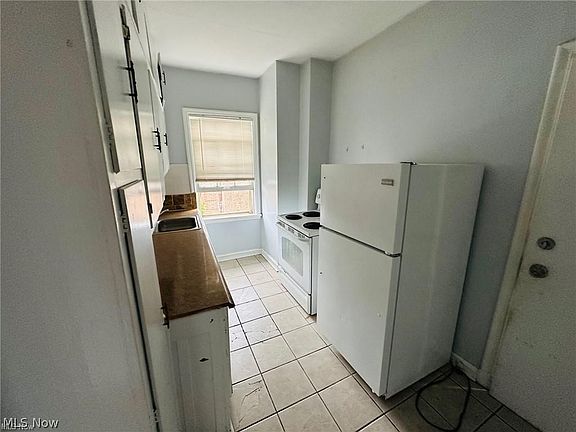 3rd image of 15610 Van Aken Blvd APT 4