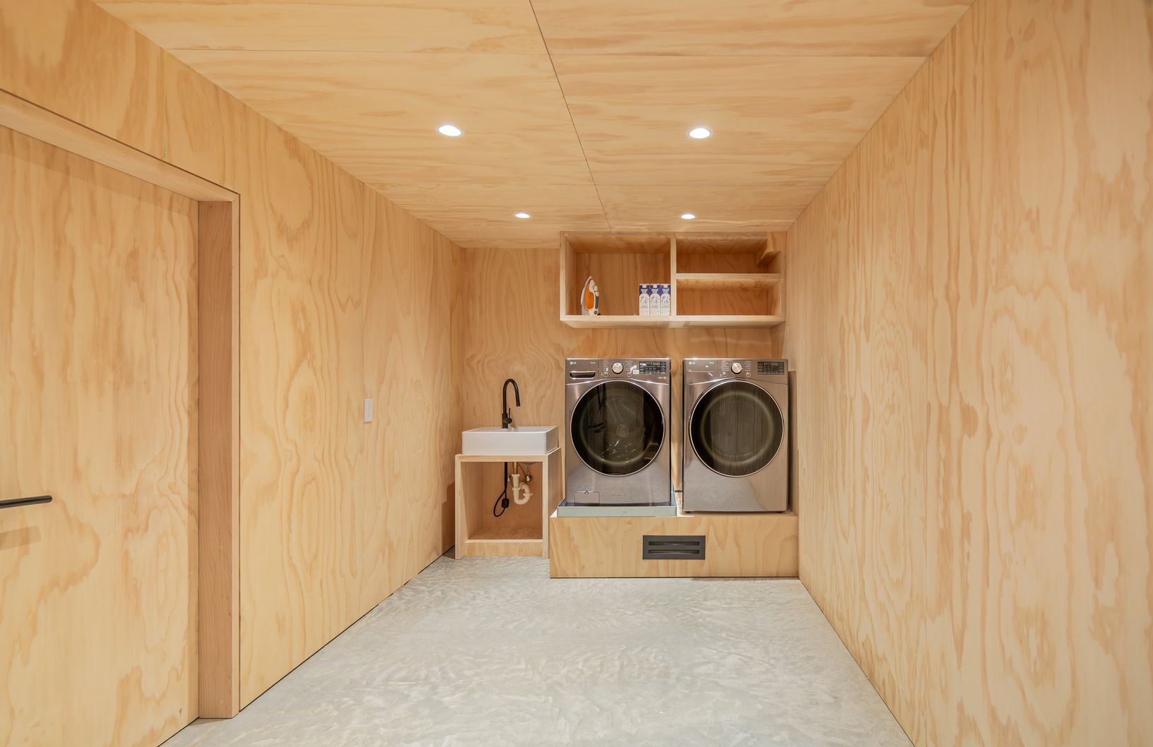  Lower level with washer dryer 