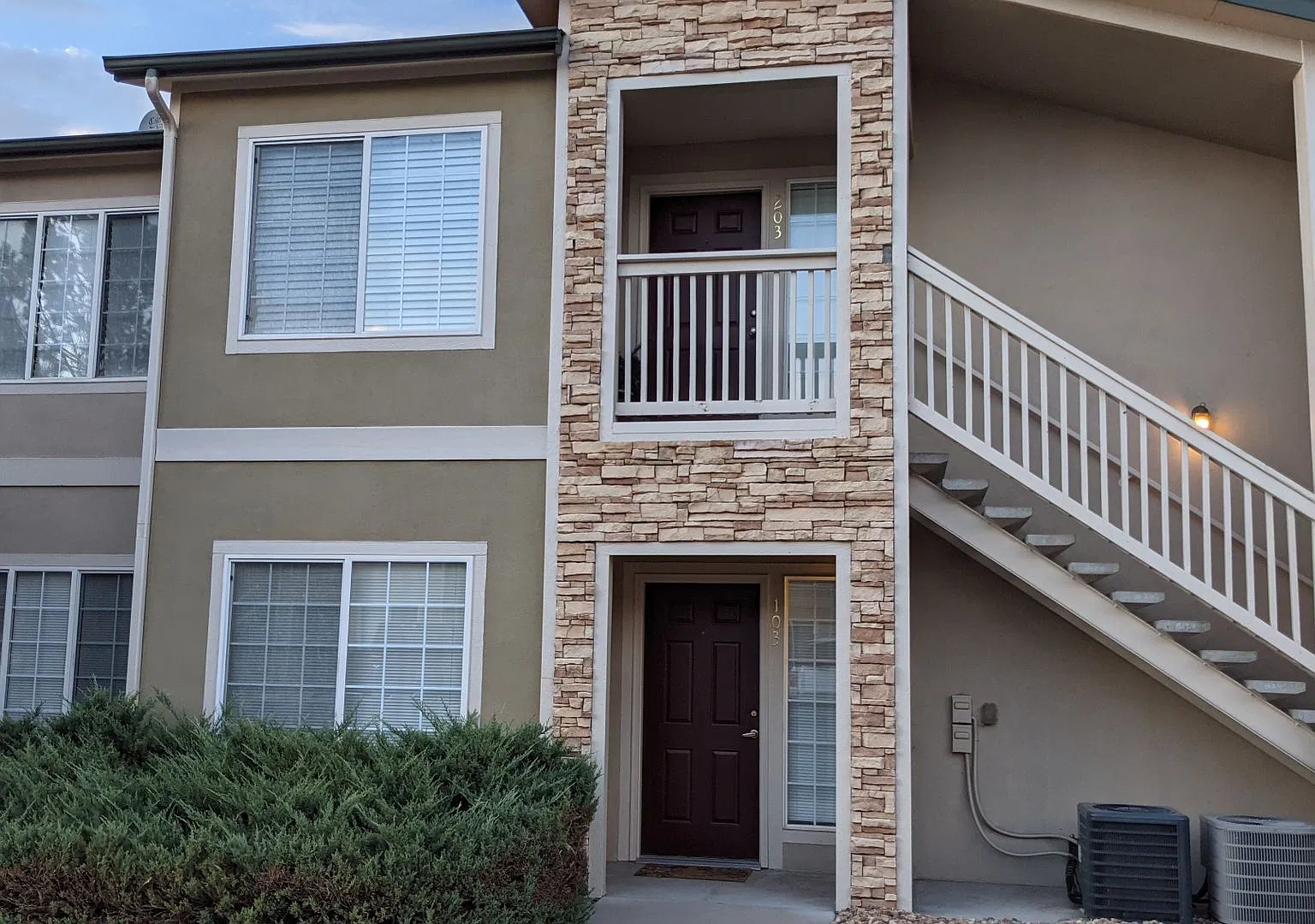 Awesome 2-Bedroom Condo Incl. Garage, Swimming Pool, Washer & Dryer! — Photo 3