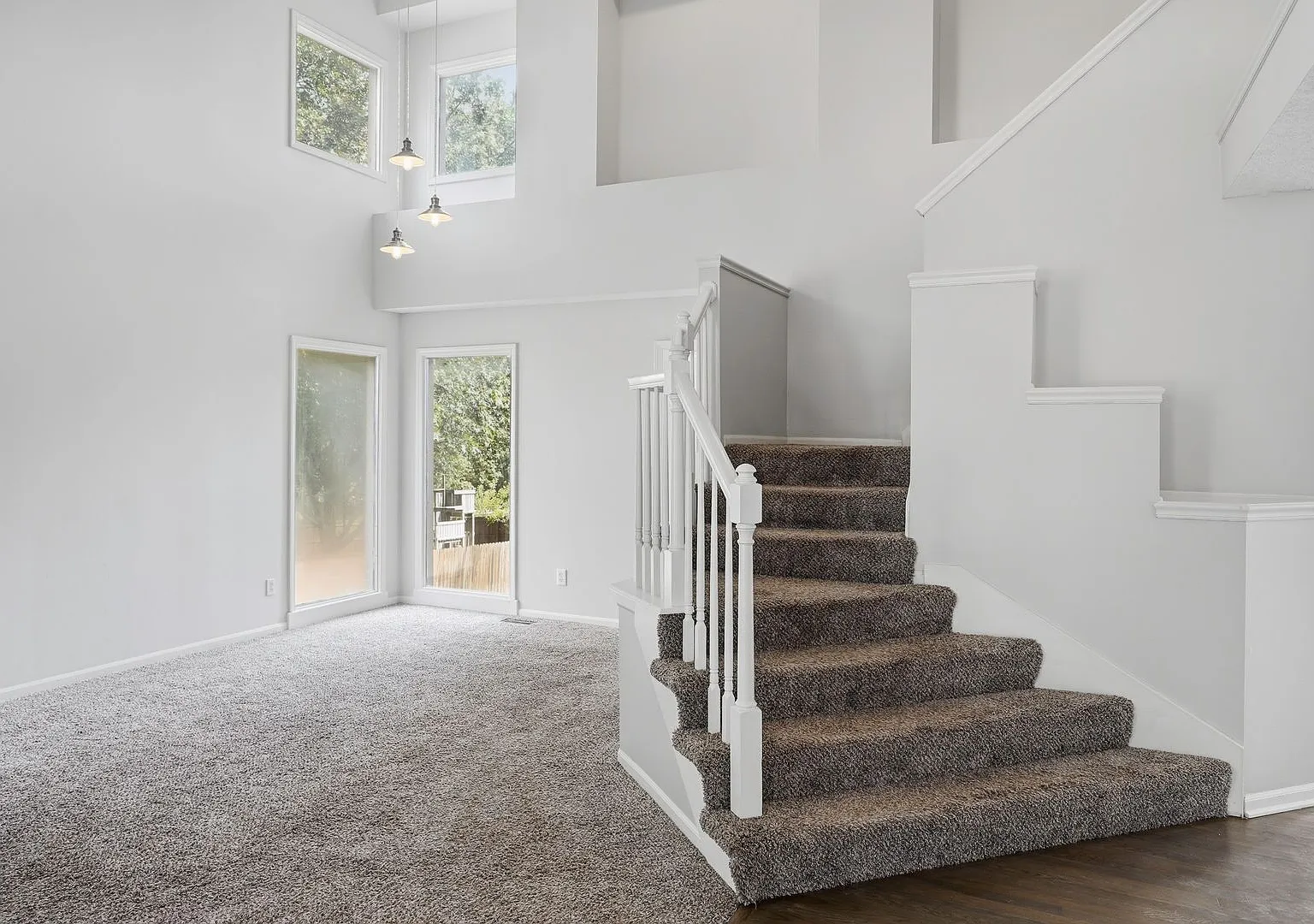 Spacious 4-Bedroom Home in Olathe's Eastbrooke Neighborhood — Photo 4