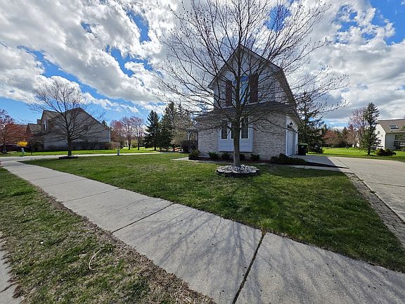 2nd image of 5795 Versailles Ave