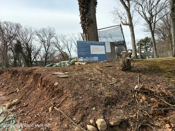 2 Oak Tree Way, Staten Island, NY 10301