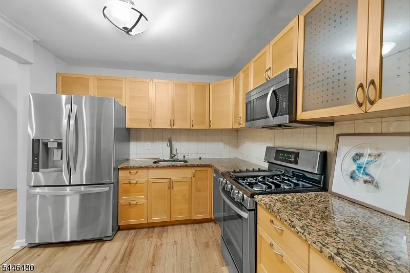 3 bed, 2.5 bath, 1852 sqft, $3,650 — Photo 3