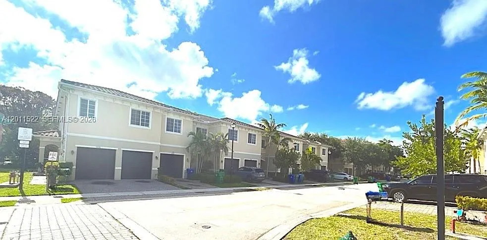 Calabria Ii Condo — Photo 1
