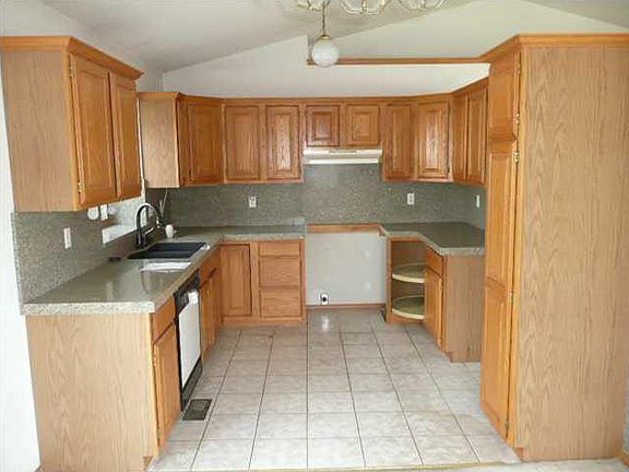 3rd image of 702 Lakepoint Dr #Hud181182091