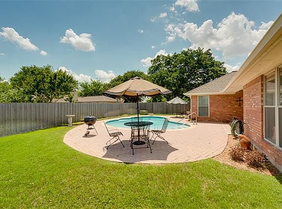 3rd image of 1612 Saxon Dr
