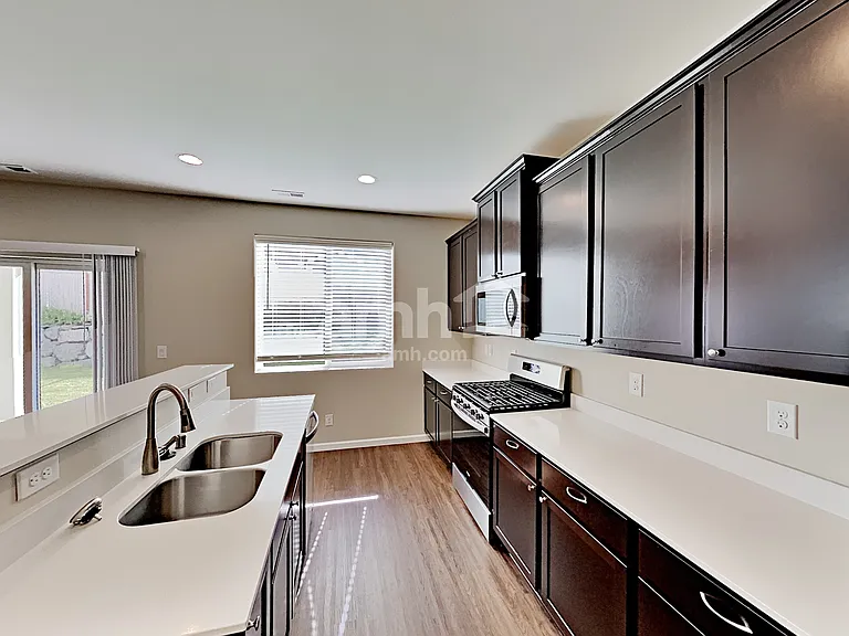245 Iris Ln — Photo 3