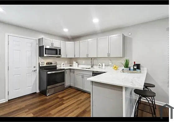 3 bed, 1008 sqft, $1,950 — Photo 3