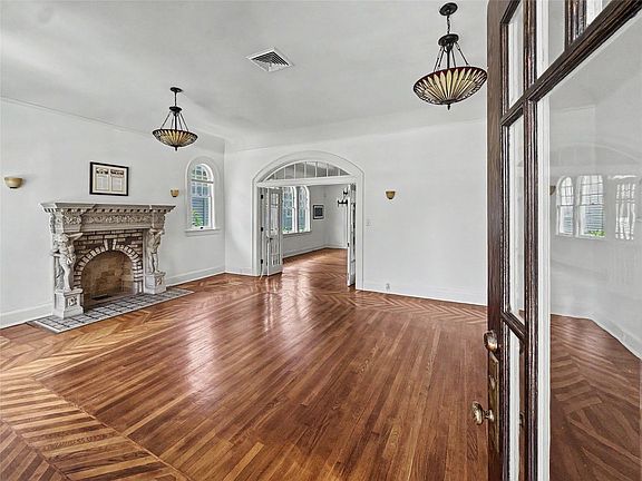 3rd image of 1602 Rosenberg St