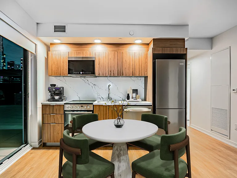 370 Queens Quay W — Photo 10