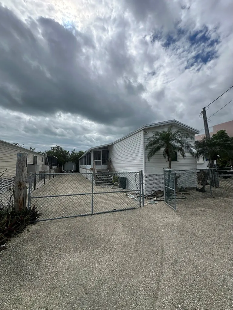 3 bed, 952 sqft, $3,900 — Photo 1