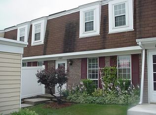 1371 Thames Ter, Roselle, IL 60172