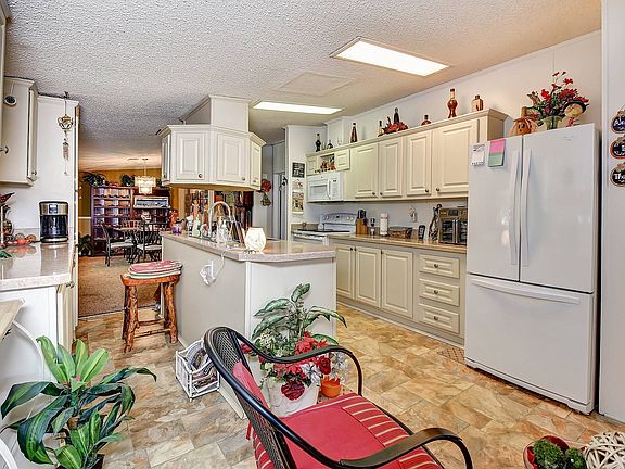 3rd image of 376 Kingslake Dr
