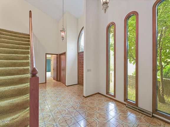4th image of 5541 Larchwood Ln