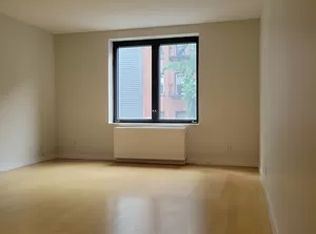 252 E 2nd St APT 4A, New York, NY 10009